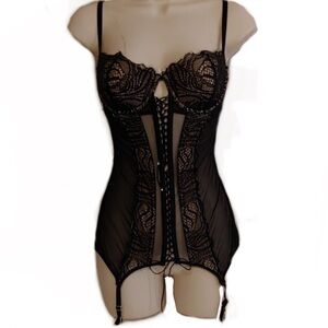 EUC- Victoria’s Secret Underwire Boustier w/Garters